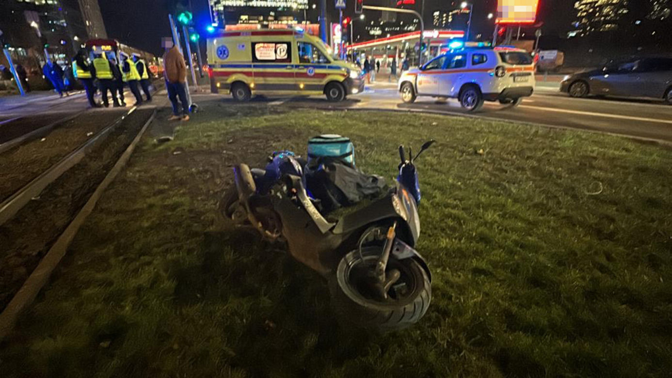 Wjechał skuterem w tramwaj! Poważny wypadek dostawcy jedzenia 