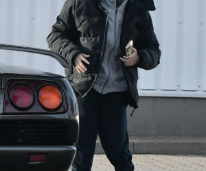 Maciej Musiał najpierw pieści auto, potem dziewczynę