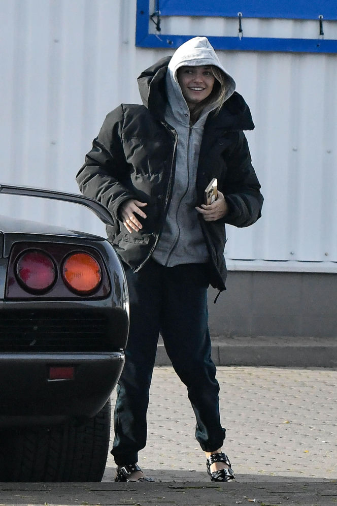 Maciej Musiał najpierw pieści auto, potem dziewczynę