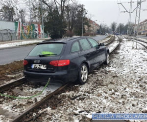 Audi na torowisku na Ślężnej we Wrocławiu. To był początek kłopotów kierowcy i pasażerki