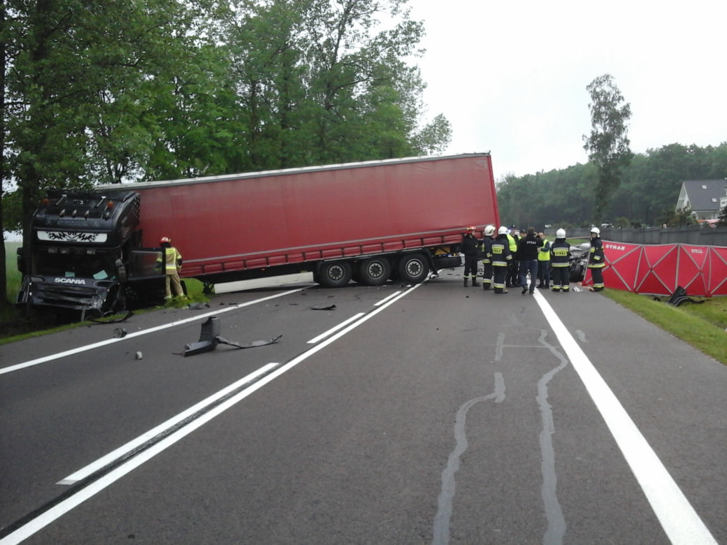 Podlaskie: Piliki. Ford zderzył się czołowo z TIR-em. 23-letni kierowca osobówki nie żyje [ZDJĘCIA]