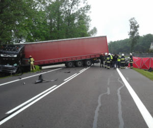 Podlaskie: Piliki. Ford zderzył się czołowo z TIR-em. 23-letni kierowca osobówki nie żyje [ZDJĘCIA]
