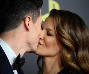Anna i Robert Lewandowscy całują się na czerwonym dywanie 