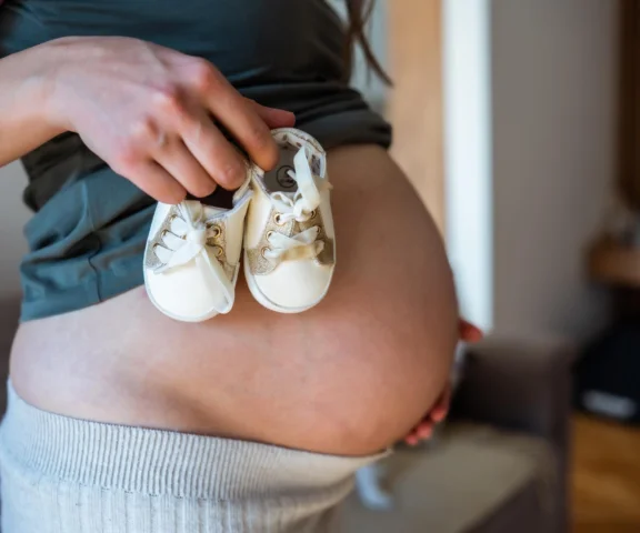 Założenie skarpetek w ciąży to wyzwanie? Te patenty ułatwią codzienne życie