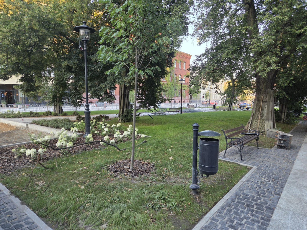 Plac Wolności w Bydgoszczy już bez pomnika, ale z nową rzeźbą. Sprawdzamy, kiedy koniec prac