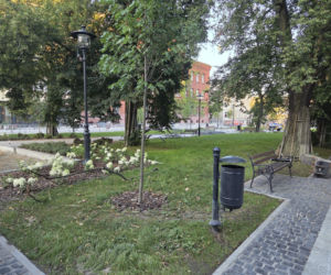 Plac Wolności w Bydgoszczy już bez pomnika, ale z nową rzeźbą. Sprawdzamy, kiedy koniec prac