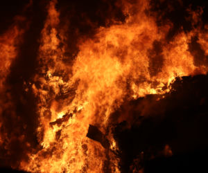 OGROMNY POŻAR sortowni śmieci! Z ogniem walczy ponad 30 zastępów straży!