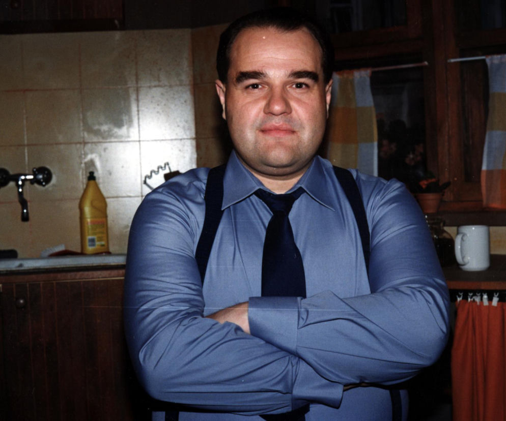 Cezary Żak jako Karol Krawczyk z serialu Miodowe Lata w kuchni. Rozwiąż quiz o bohaterze na portalu EskaRock.