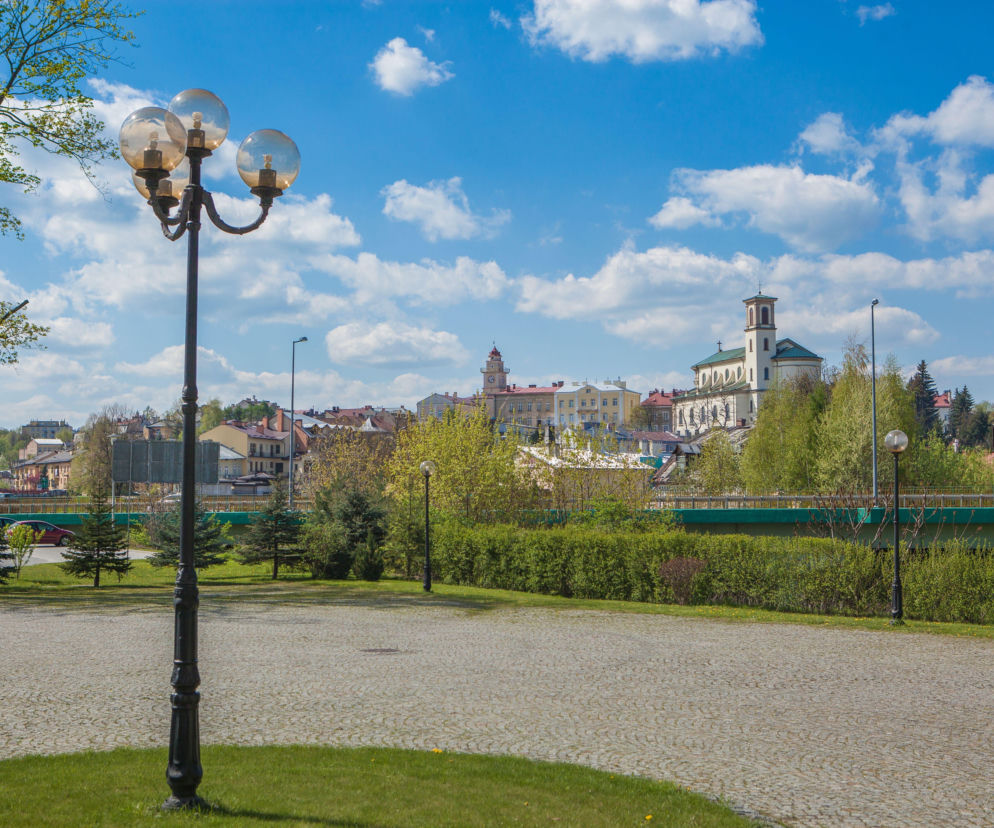 Zapłonęła w nim pierwsza na świecie uliczna lampa naftowa. To jedno z najpiękniejszych miast w Małopolsce [GALERIA]