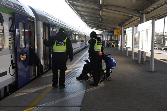 Warszawa. Wojsko na stacjach kolejowych