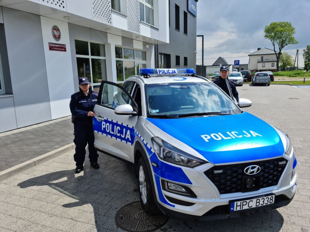 Kierowca zasłabł na drodze koło Torunia. Policja, świadkowie i helikopter w akcji