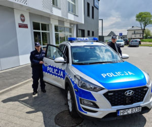 Kierowca zasłabł na drodze koło Torunia. Policja, świadkowie i helikopter w akcji