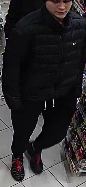 Brutalnie pobili i ograbili 17-latka. Policja publikuje zdjęcia podejrzanych