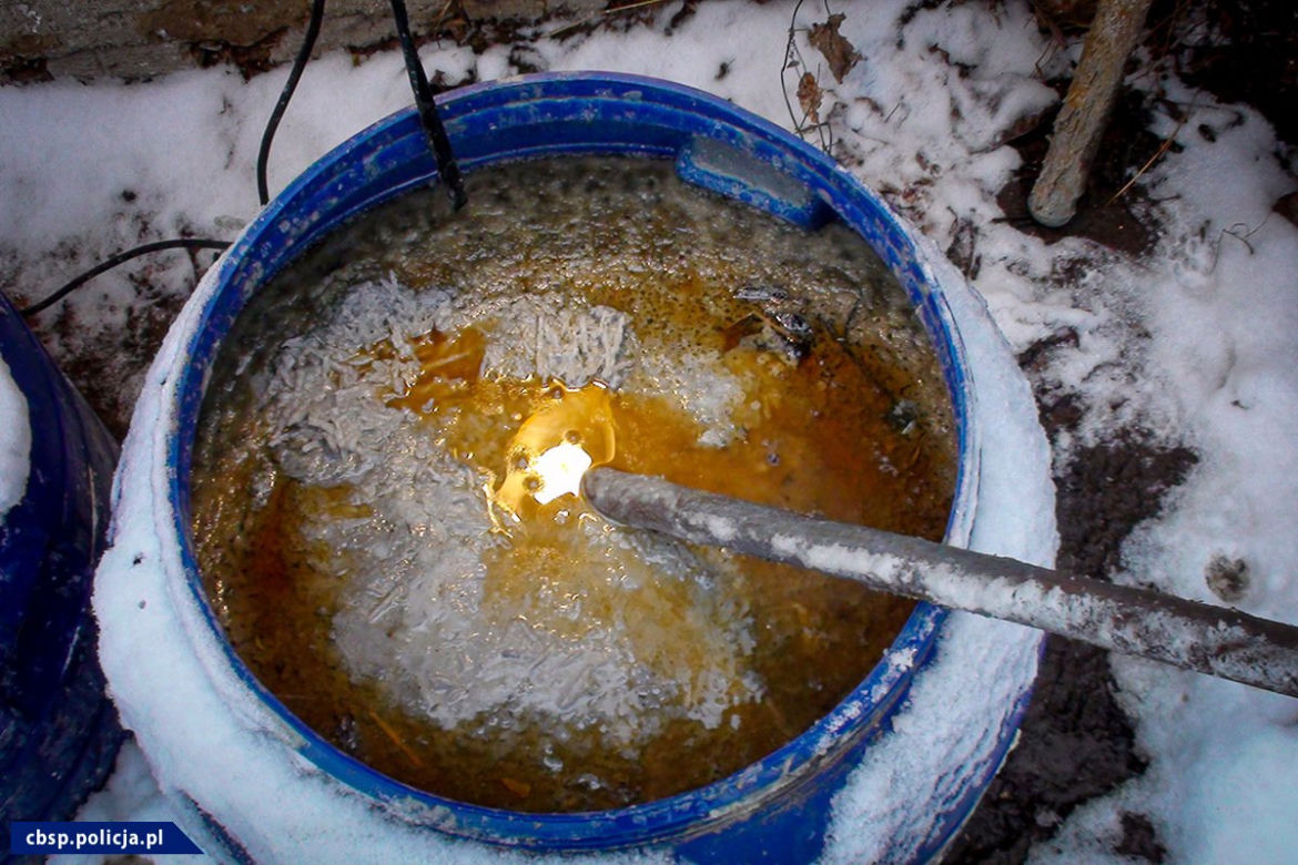 Potężna fabryka narkotyków pod Krakowem zlikwidowana. Wśród zatrzymanych dwaj "chemicy"