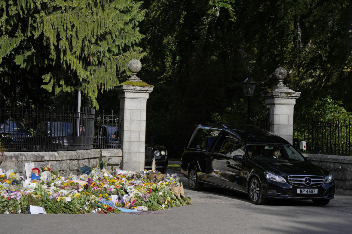 Trumna z ciałem królowej wyruszyła z Balmoral do Edynburga
