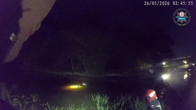 63‑latek tonął, policjant skoczył do wody