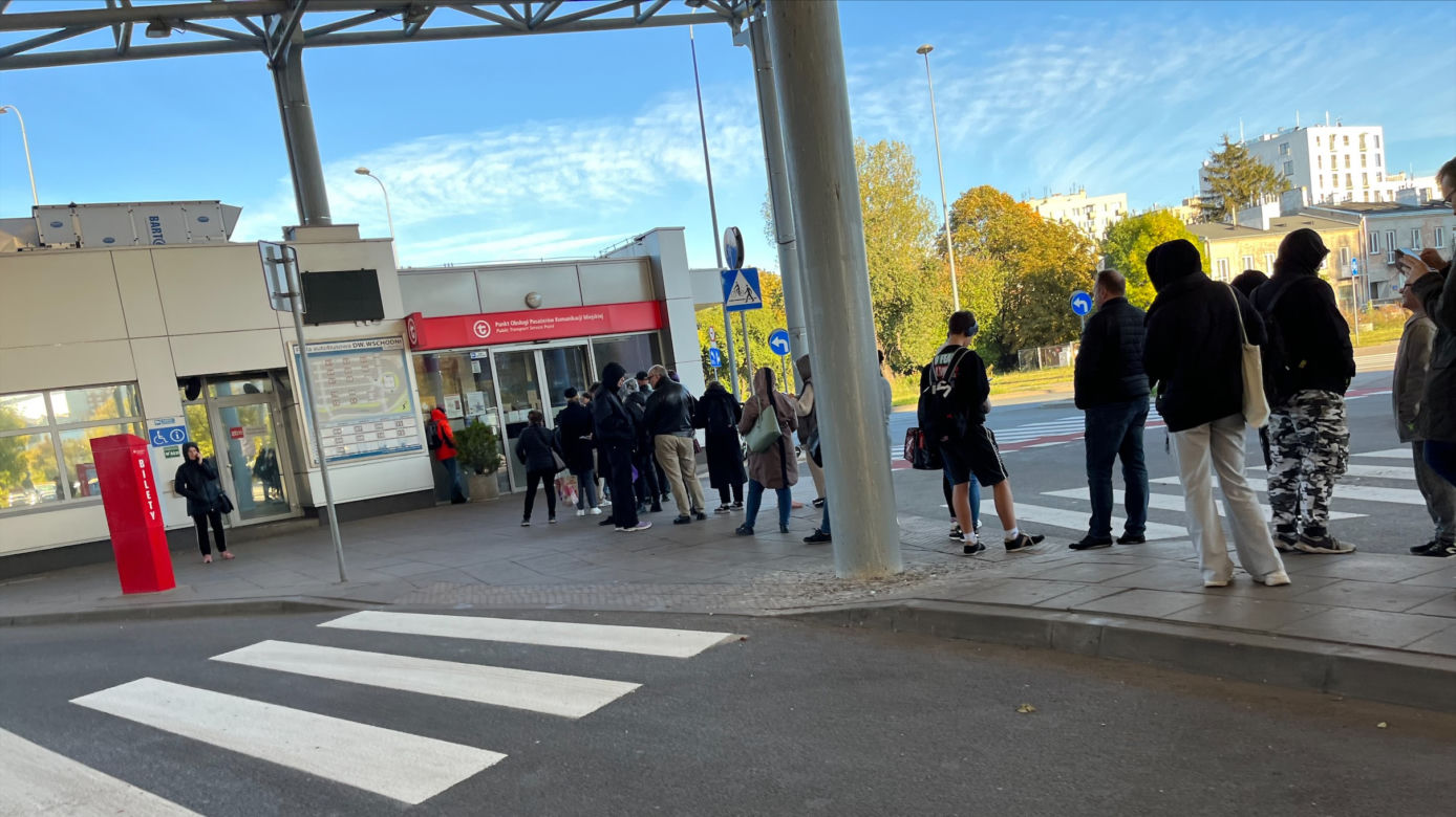 Kolejki do punktów obsługi pasażera w Warszawie