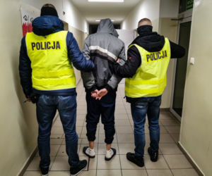 Białystok. Wjechał na chodnik i coś wyrzucił. Policjanci zatrzymali dwóch młodych ludzi [ZDJĘCIA]