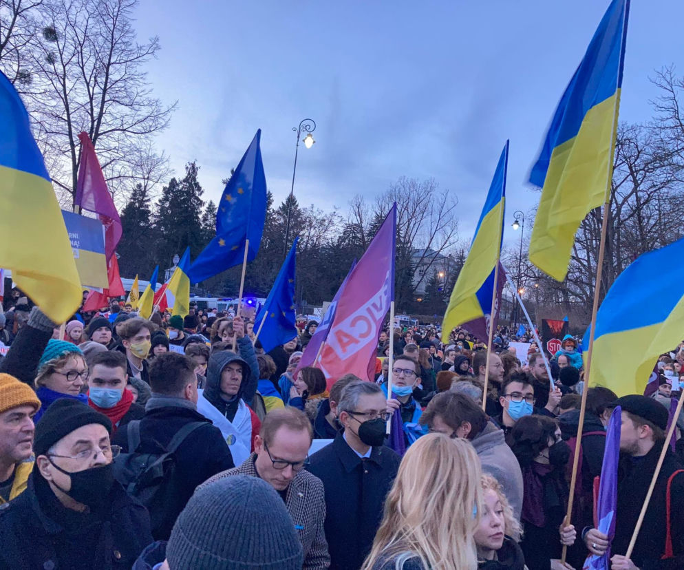 Solidarni z Ukrainą. Tłumy Polaków dołączyło w Warszawie do manifestacji wsparcia [ZDJĘCIA]