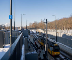 Rozwiesili w Warszawie nowe tabliczki. O co chodzi? Mieszkańcy mają sporo uwag