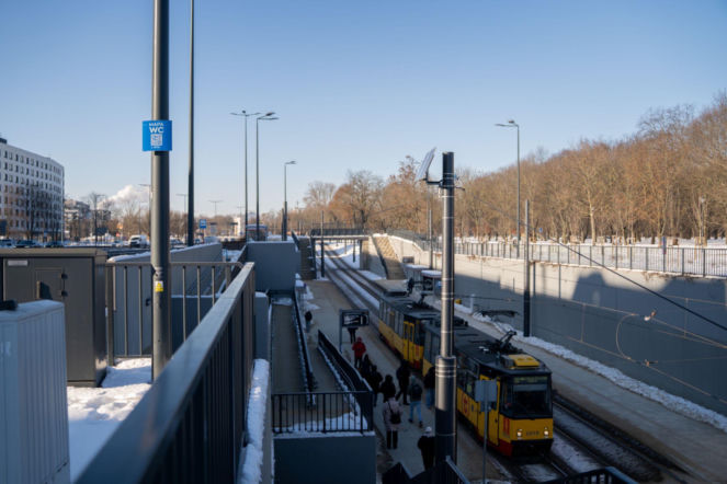 Rozwiesili w Warszawie nowe tabliczki. O co chodzi? Mieszkańcy mają sporo uwag