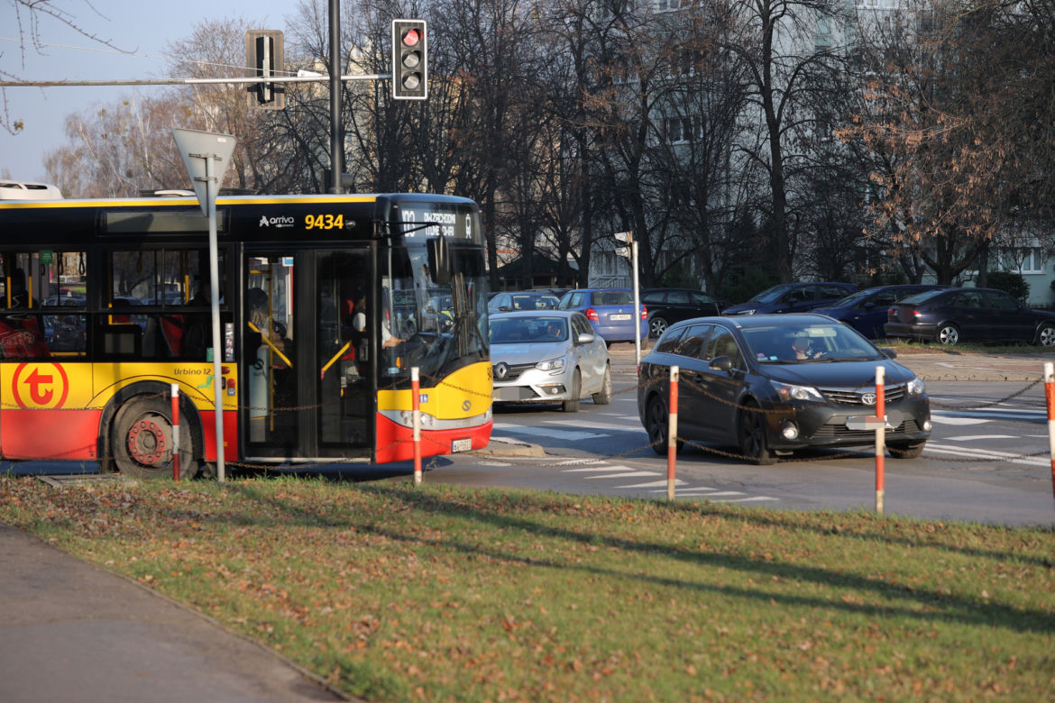 Skrzyżowanie grozy na Bielanach. Codziennie dochodzi tu do niebezpiecznych sytuacji
