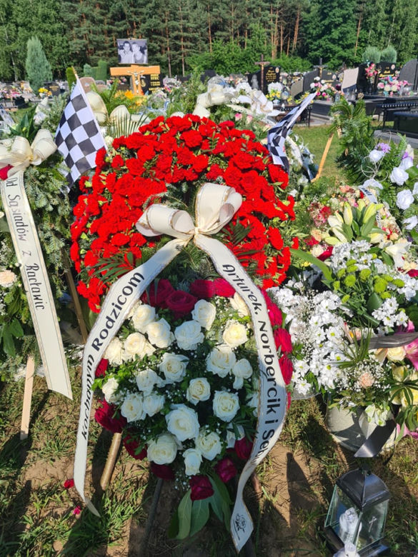 Grób ofiar wypadku w Jamnicy. Marzena i Mariusz osierocili trójkę dzieci [ZDJĘCIA]