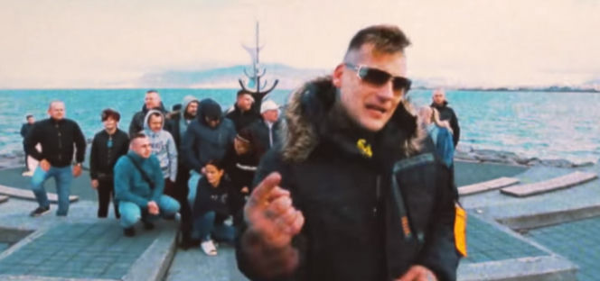 Popek & MaroMaro - TEKST piosenki Jak ptak. O czym jest utwór? 