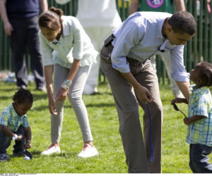 Barack Obama toczy jaja w Białym Domu 