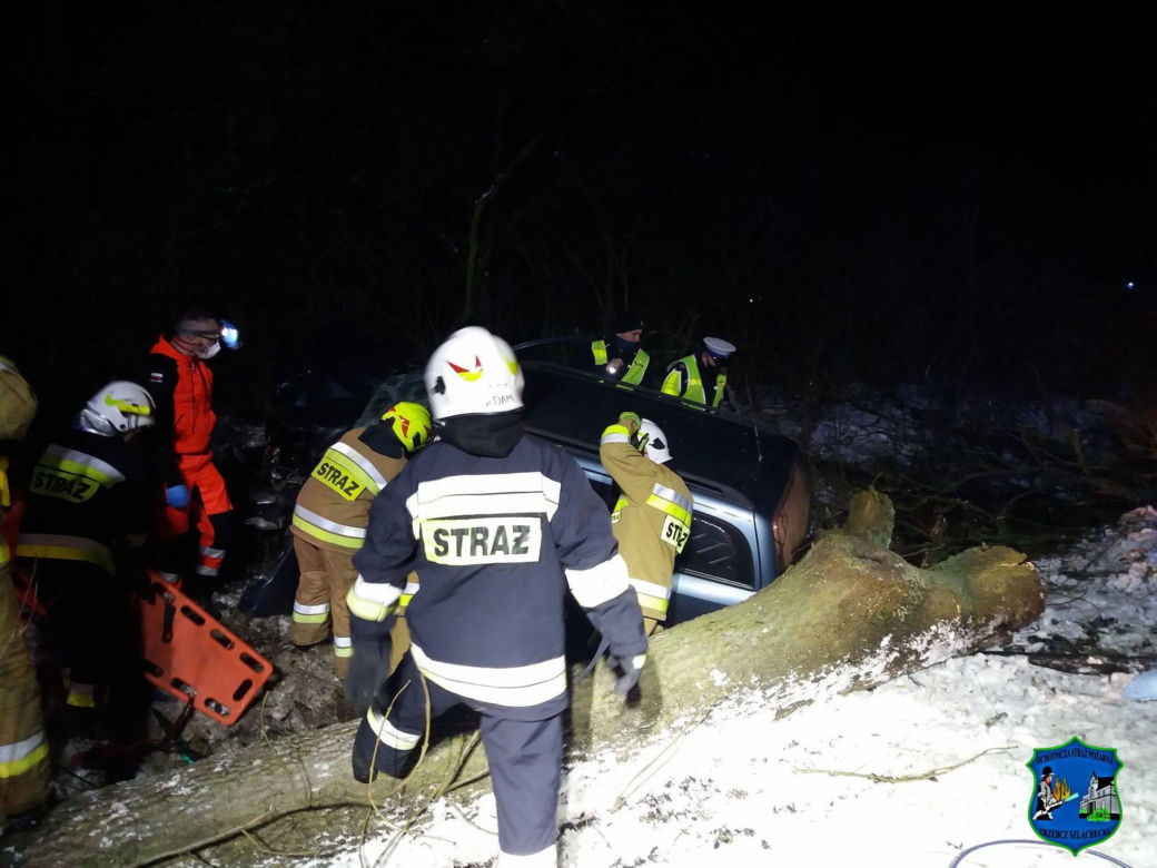 Śmiertelny wypadek Trzebczu Szlacheckim. Nie żyje 37-letni kierowca, który nie miał prawa jazdy