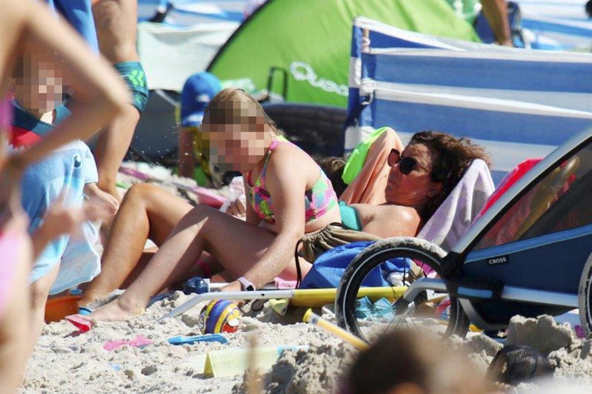 Rodzina Morawieckich przyłapana na skromnych wakacjach. Żona premiera wskoczyła w kostium kąpielowy