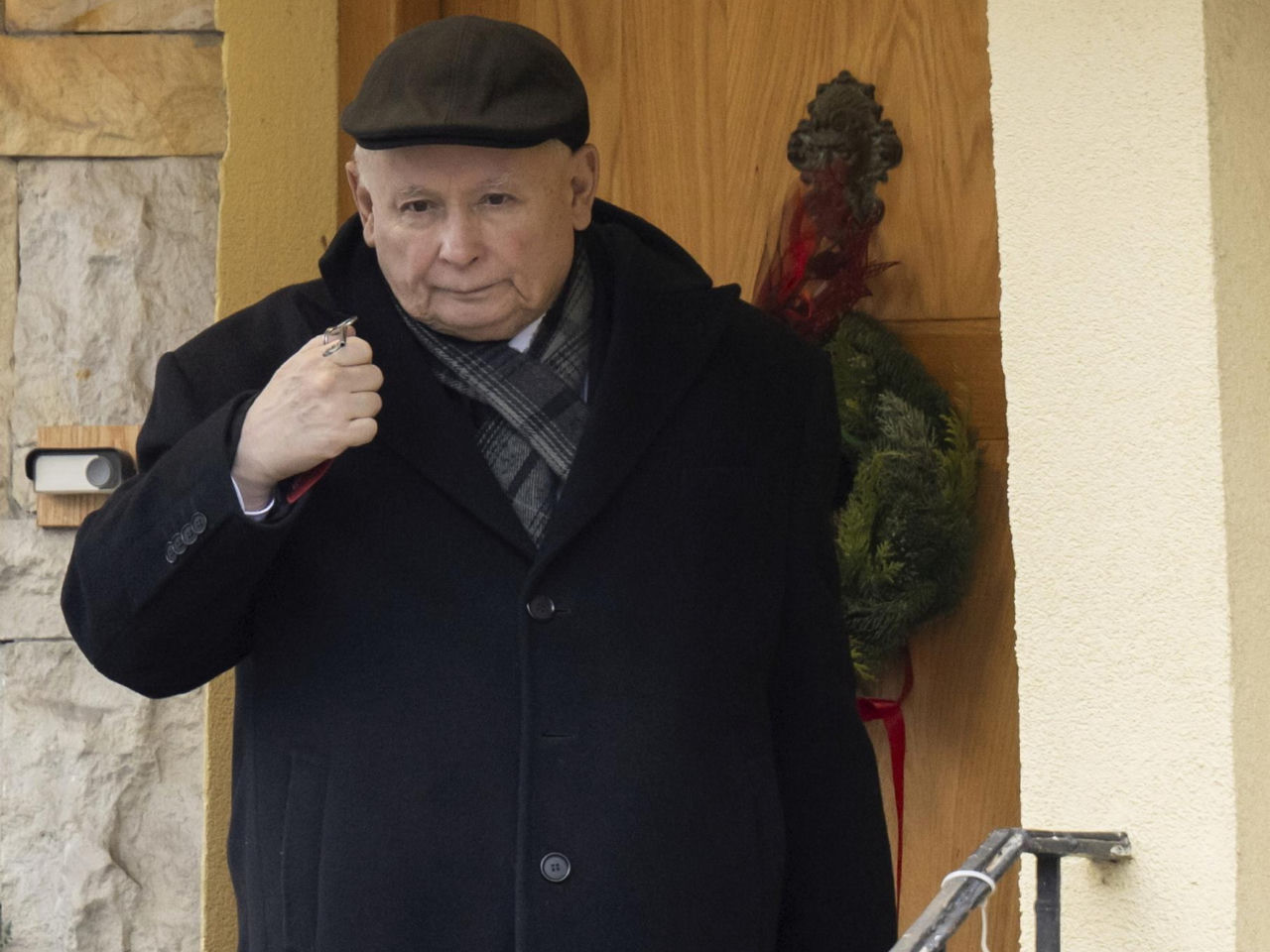 Jarosław Kaczyński ma teraz cały dom dla siebie. Odbiera telefony i wydaje polecenia