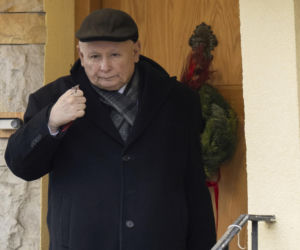 Jarosław Kaczyński ma teraz cały dom dla siebie. Odbiera telefony i wydaje polecenia