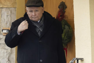 Jarosław Kaczyński ma teraz cały dom dla siebie. Odbiera telefony i wydaje polecenia