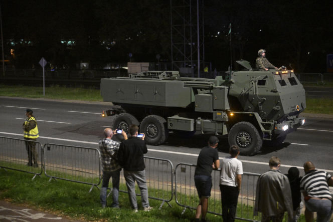 Nocna próba defilady wojskowej w Warszawie