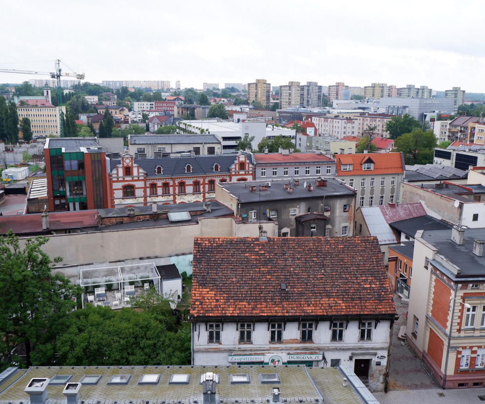 Panorama Rybnika z widokiem na dachy kamienic i bloki w oddali. O historii miasta przeczytasz na Eska Śląskie.