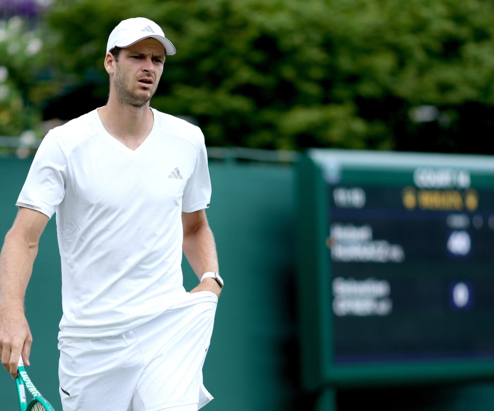 Tenisista Hubert Hurkacz w białym stroju na korcie Wimbledonu. O meczu ze Struffem przeczytasz na SE Supersport.