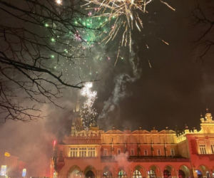 Tysiące ludzi bawiło się na Rynku w Krakowie, mimo iż miasto nie organizowało Sylwestra