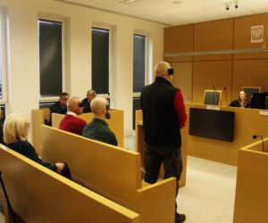 Spadł z noszy w drodze do szpitala, nie przeżył. Medycy oskarżeni o śmierć Ryszarda