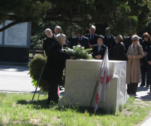Jarosław Kaczyński na cmentarzu nie był sam. Pewna kobieta nie odstępowała go na krok