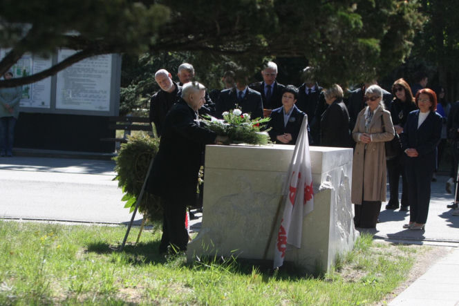 Jarosław Kaczyński na cmentarzu nie był sam. Pewna kobieta nie odstępowała go na krok