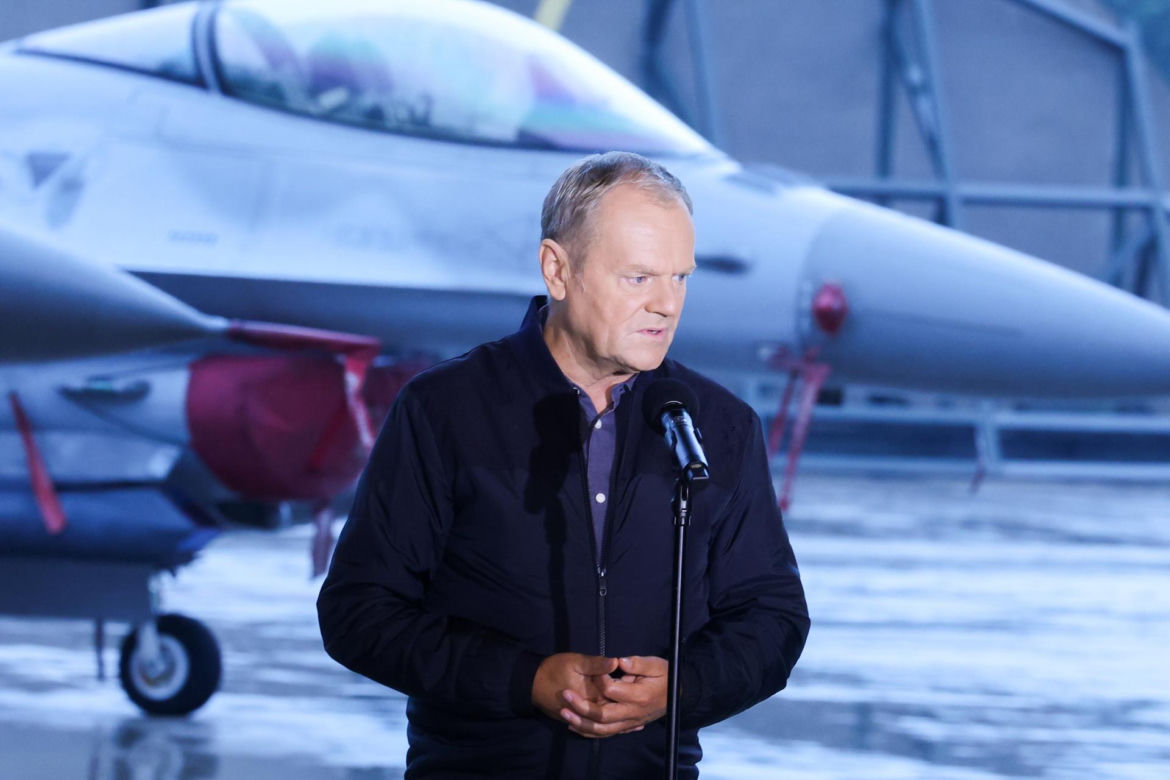Donald Tusk w bazie lotnictwa w Łasku