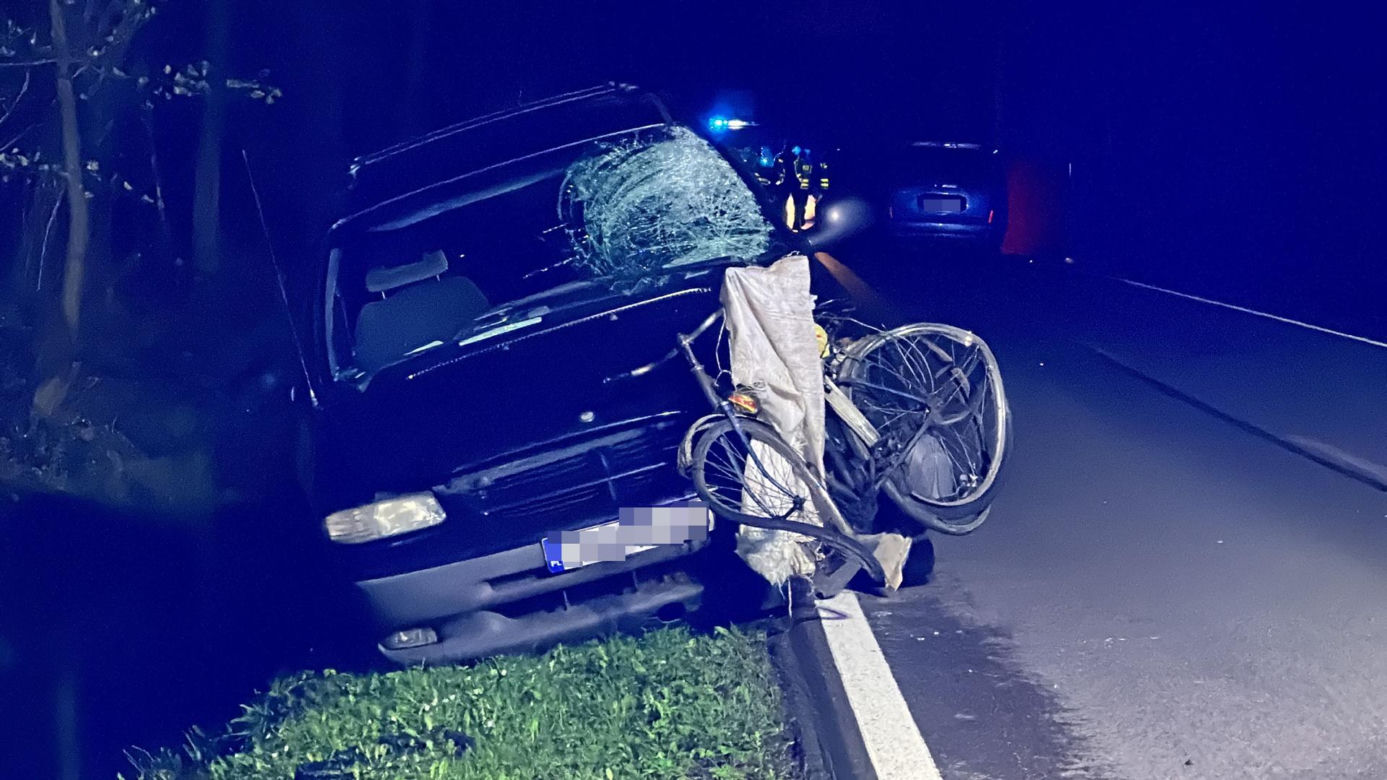 Wracał do domu, potrąciły go dwie osobówki. Zginął przygnieciony pod kołami auta