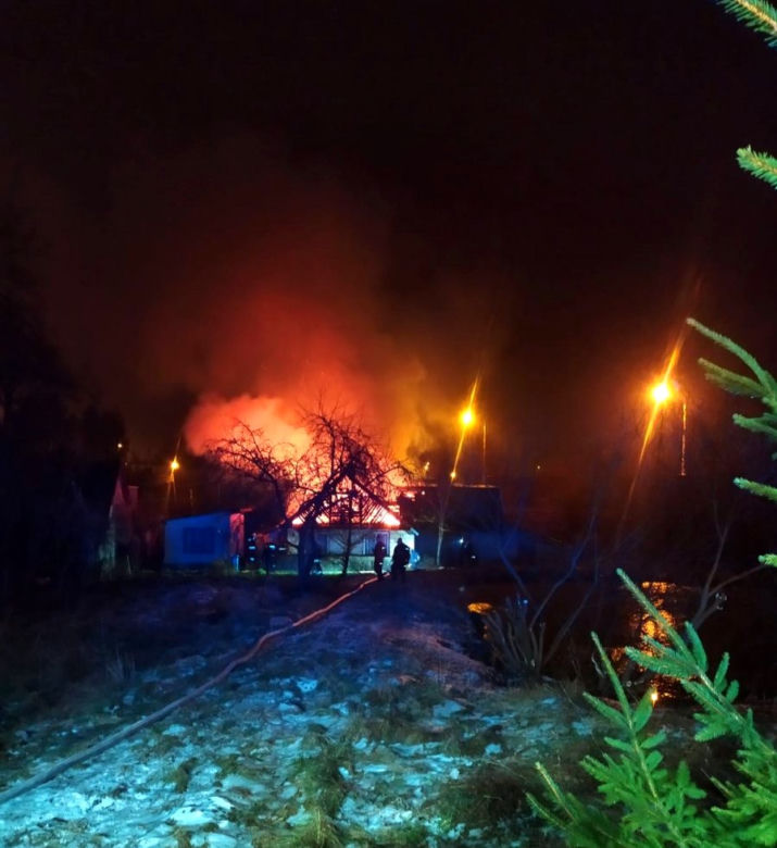 Pożar domu w Kuźnicy. Policjanci wynieśli 91-latkę przez okno [ZDJĘCIA, WIDEO]