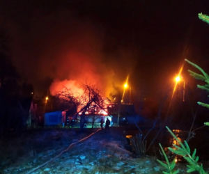Pożar domu w Kuźnicy. Policjanci wynieśli 91-latkę przez okno [ZDJĘCIA, WIDEO]