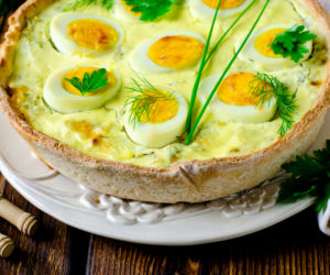 Quiche z jajkami i młodą kapustą: przepis z gotowanymi jajami i majonezem