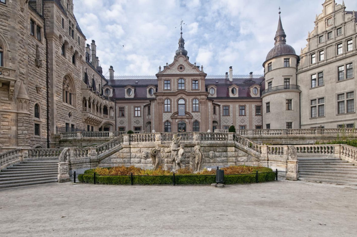 Metamorfoza Zamku w Mosznej. Z sanatorium w bajkowy hotel - tak przez lata zmieniał się jeden z najbardziej czarujących budynków w Polsce