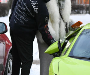 Klaudia Halejcio, mąż jej otworzył auto za całusa