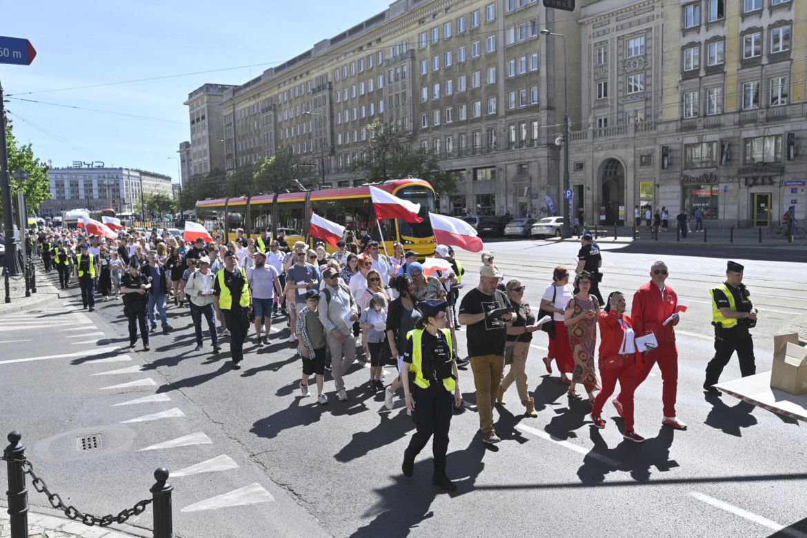 Warszawa.  Marsz Konstytucji 3 Maja