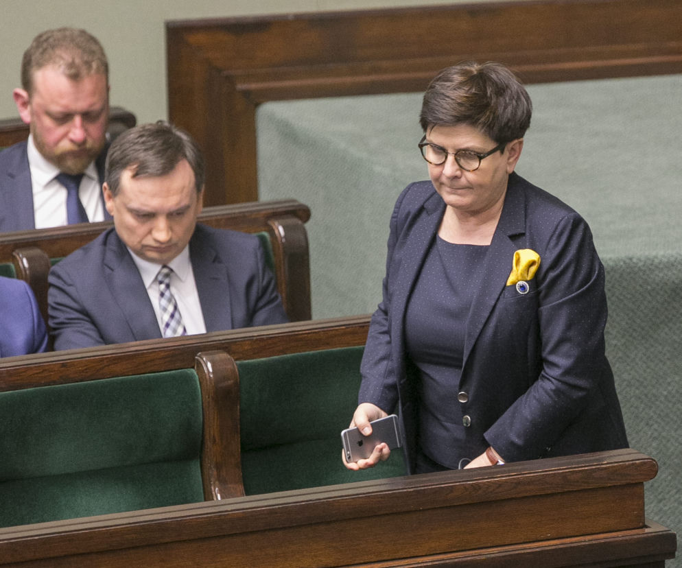 Beata Szydło z telefonem